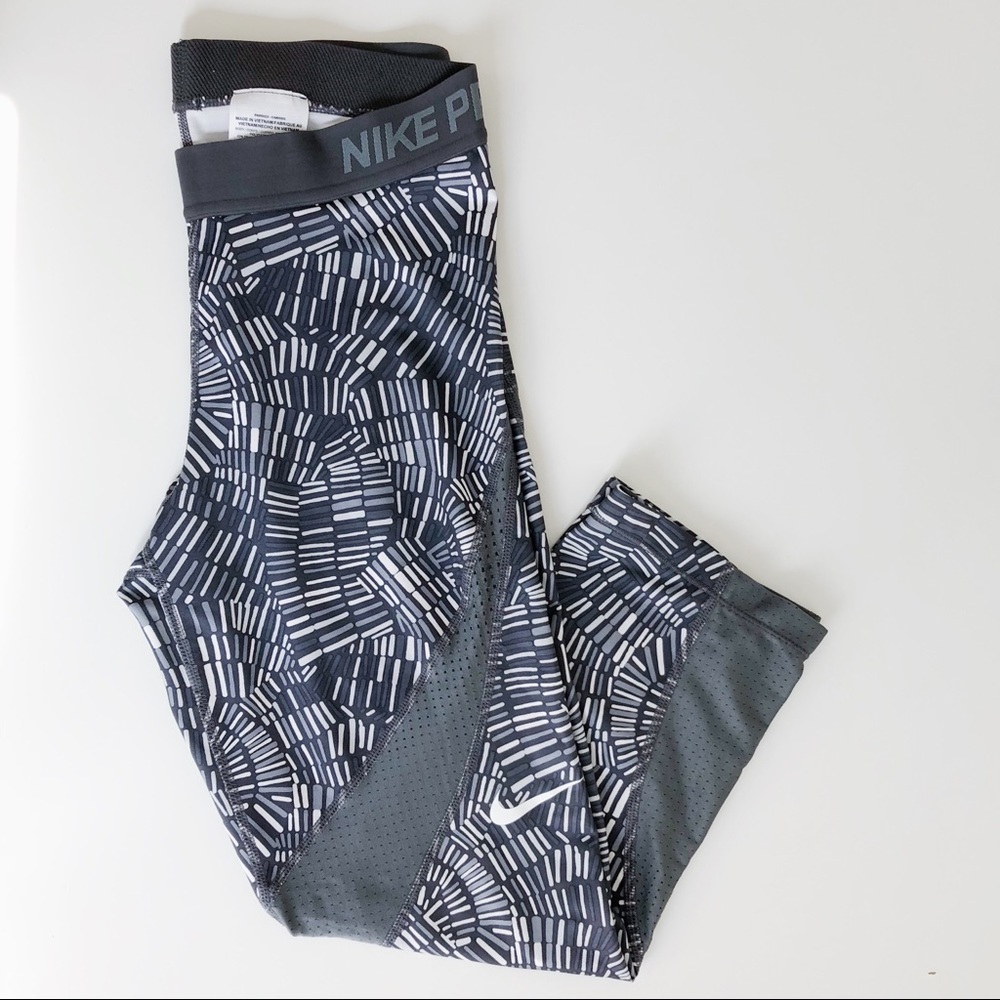 ⚡️SALE⚡️EUC Nike Pro Cropped Leggings